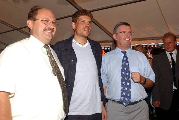 Jan Ullrich (Deutschland Bianchi, Mitte) wird von Gemeindeamtmann Fritz Zweifel (li.) und Regierungspräsident Bernhard Koch in Scherzingen herzlich empfangen Radsport Herren Straßenradsport 2003, Straße, Rad, Empfang, Empfangen, Vdig Gruppe Wahlheimat Scherzingen Freude,