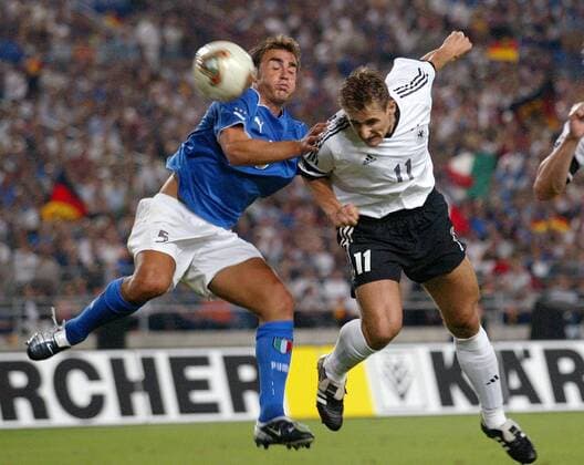 Miroslav Klose (re., Deutschland) setzt sich gegen Fabio Cannavaro (Italien) durch Fußball Länderspiel Herren Länderspiel 2003, Nationalmannschaft, Nationalteam, Nationaltrikot, Testspiel, Freundschaftsspiel Gruppe Stuttgart Dynamik, Kampf