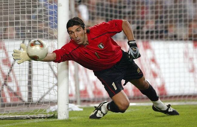 Torwart Gianluigi Buffon (Italien) - Torwartparade Fußball Länderspiel Herren Länderspiel 2003, Nationalmannschaft, Nationalteam, Nationaltrikot, Testspiel, Freundschaftsspiel Einzelbild Stuttgart Dynamik, Abwehr