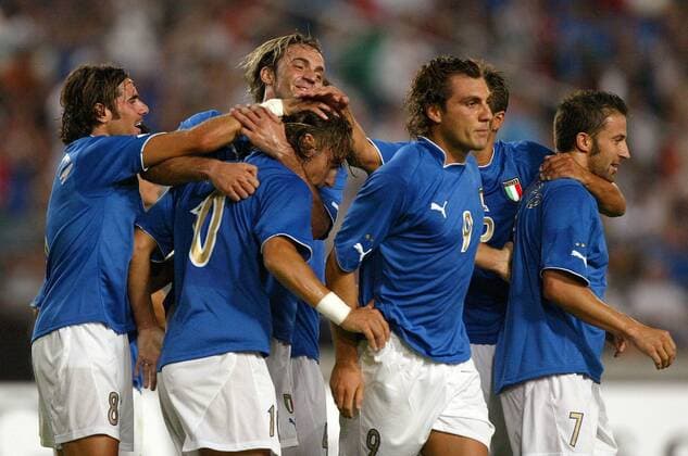 Torjubel Italien, v.li.: Simone Perrotta, Francesco Totti, Nicola Legrottaglie, Christian Vieri und Alessandro del Piero Fußball Länderspiel Herren Länderspiel 2003, Nationalmannschaft, Nationalteam, Nationaltrikot, Testspiel, Freundschaftsspiel Gruppe Stuttgart Begeisterung, Freude,