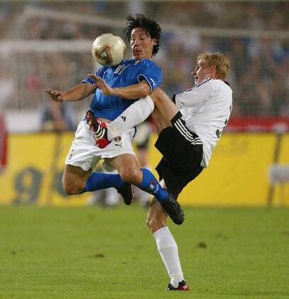 Mauro Camoranesi (li., Italien) gegen Tobias Rau (Deutschland) Fußball Länderspiel Herren Länderspiel 2003, Nationalmannschaft, Nationalteam, Nationaltrikot, Testspiel, Freundschaftsspiel Gruppe Stuttgart Dynamik, Kampf