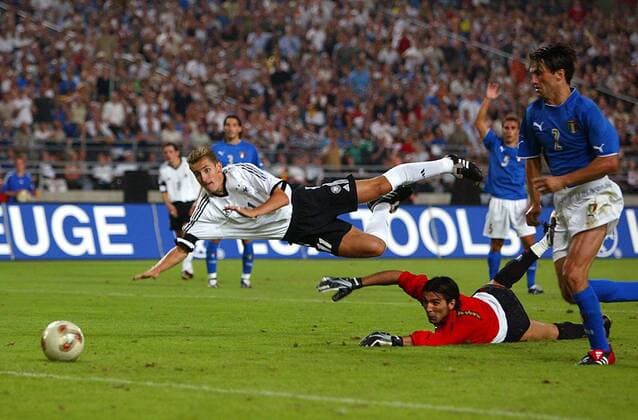 Miroslav Klose (Deutschland, li.) fliegt über Torwart Gianluigi Buffon; Christian Panucci (beide Italien) sprintet dem Ball hinterher Fußball Länderspiel Herren Länderspiel 2003, Freundschaftsspiel, Test, Testspiel, Deutschland - Italien 0:1, Vdig Gruppe Stuttgart Dynamik, Kampf, Höhe