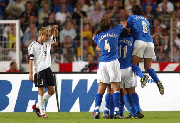 Torjubel Italien, während Tobias Rau (li., Deutschland) enttäuscht ist Fußball Länderspiel Herren Länderspiel 2003, Nationalmannschaft, Nationalteam, Nationaltrikot, Testspiel, Freundschaftsspiel Gruppe Stuttgart Begeisterung, Freude,