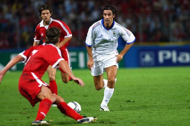 Robert Pires (re., Frankreich) gegen Berner (Schweiz) Fußball Länderspiel Herren Länderspiel 2003, Nationalmannschaft, Nationalteam, Nationaltrikot, Testspiel, Freundschaftsspiel, Gruppe Genf Dynamik,