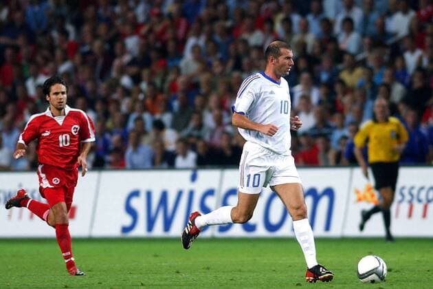 Zinedine Zidane (re., Frankreich) am Ball, verfolgt von Ricardo Cabanas (Schweiz) Fußball Länderspiel Herren Länderspiel 2003, Nationalmannschaft, Nationalteam, Nationaltrikot, Testspiel, Freundschaftsspiel, Gruppe Genf Dynamik,