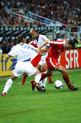Stephane Chapuisat (re., Schweiz) setzt sich gegen Bixente Lizarazu (re.) und Olivier Dacourt (beide Frankreich) durch Fußball Länderspiel Herren Länderspiel 2003, Nationalmannschaft, Nationalteam, Nationaltrikot, Testspiel, Freundschaftsspiel, Gruppe Genf Dynamik, Kampf,