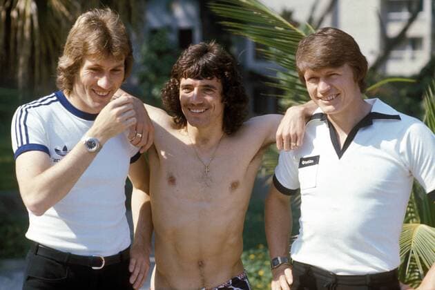 Manfred Kaltz (li.), Kevin Keegan (Mitte) und Peter Nogly (alle HSV) scheint es im Trainingslager zu gefallen Fußball 1. BL Herren Saisonvorbereitung 1977 1978, Hamburger SV, Hamburg, Vdia Gruppe Freude,