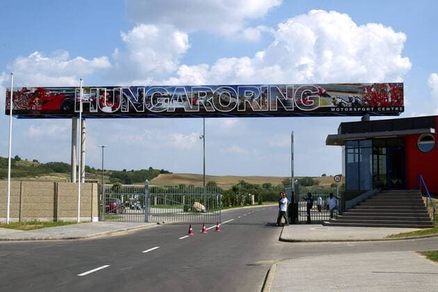 Neuer Eingangsbereich am Hungaroring Motorsport Grand Prix Herren Großer Preis von Ungarn 2003, Formel 1 Weltmeisterschaft, F1, F, GP, WM, Vdig, Training Totale Budapest