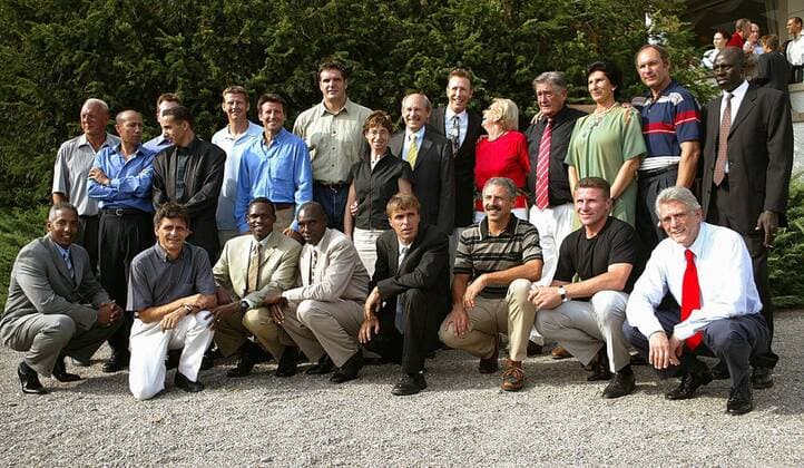 Gruppenfoto von Altstars der Leichtathletik, hinten v. li.: Martin Lauer, Said Aouita, John Walker (verdeckt), Noureddine Morceli, Steve Cram, Sebastian Coe, Werner Günthör, X, Hans Jörg Wirz, Dwight Stones, X, Res Brügger, Irina Szewinska, .... Leichtathletik 75 Jahre Weltklasse in Zürich 2003, Jubiläum, 75jähriges, jähriges Totale Zürich