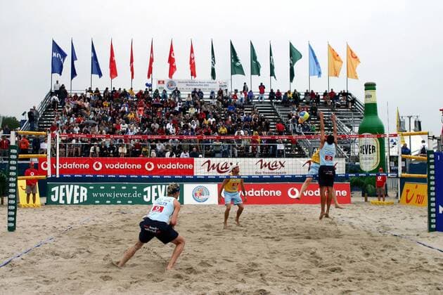 Deutsche Meisterschaft Timmendorfer Strand: Slacanin (SSG Hamm, re.) steigt zum Block gegen Reckermann (Moerser SC), daneben Oetke (TSV Grafing, li.) und Dieckmann (Moerser SC alle Deutschland) Beachvolleyball LM Herren Deutsche Meisterschaft 2003, Landesmeisterschaft, DM, Beach Totale Timmendorfer Strand Abwehr,