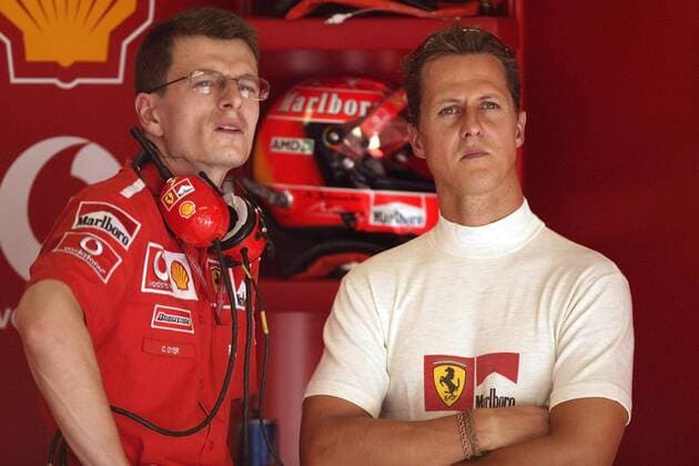 Michael Schumacher (Deutschland) im Gespräch Renningenieur Chris Dyer (Australien beide Ferrari) Motorsport Grand Prix Herren Großer Preis von Ungarn 2003, Formel 1 Weltmeisterschaft, F1, F, GP, WM, Vdig, Training Gruppe Budapest Nachdenklichkeit,