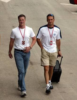 Ralf Schumacher (li.) mit Physiotherapeut Daniel Dobringer (beide Deutschland BMW-Williams) Motorsport Grand Prix Herren Großer Preis von Ungarn 2003, Formel 1 Weltmeisterschaft, F1, F, GP, WM, Vdig, Training Gruppe Budapest