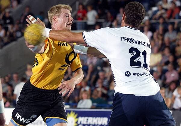 Gudjon Valur Sigurdsson (Essen, li.) gegen Jeppesen (Flensburg) Handball 1. BL Herren Bundesligacup 2003 2004, Liga-Cup, Ligacup, TUSEM Essen - SG Flensburg-Handewitt 20:16 Gruppe Braunschweig