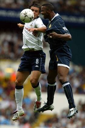 Helder Postiga (li., Spurs) gegen Lucas Radebe (Leeds) Fußball Herren English Premier League 2003 2004, 1. Englische Liga, Tottenham Hotspurs - Leeds United 2:1, Hotspur, Gruppe Tottemham Dynamik,