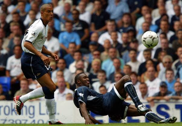 Bobby Zamora (li., Spurs) gegen Lucas Radebe (Leeds) Fußball Herren English Premier League 2003 2004, 1. Englische Liga, Tottenham Hotspurs - Leeds United 2:1, Hotspur, Gruppe Tottemham Dynamik,