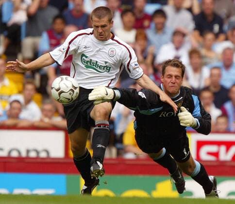 Torwart Thomas Sorenson (re., Aston Villa) gegen Michael Owen (Liverpool) Fußball Herren English Premier League 2003 2004, 1. Englische Liga, Aston Villa - FC Liverpool Gruppe Birmingham Dynamik, Abwehr