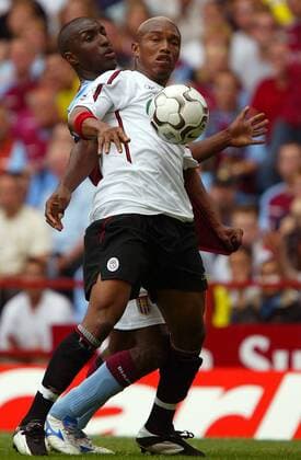 El Hadji Diouf (re., Liverpool) gegen Jay Lloyd Samuel (Aston Villa) Fußball Herren English Premier League 2003 2004, 1. Englische Liga, Aston Villa - FC Liverpool Gruppe Birmingham Dynamik,