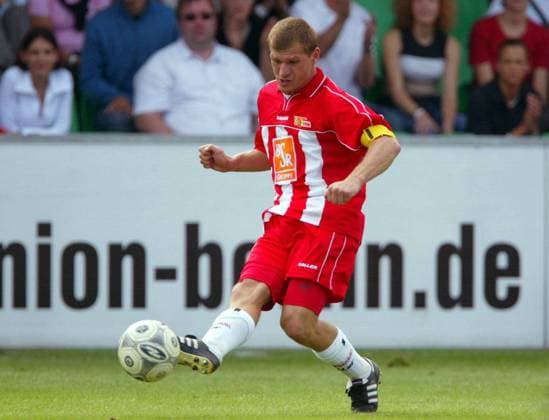 Steffen Baumgart (Union) am Ball Fußball 2. BL Herren Saison 2003 2004, 1. FC Union Berlin Einzelbild Berlin Dynamik,