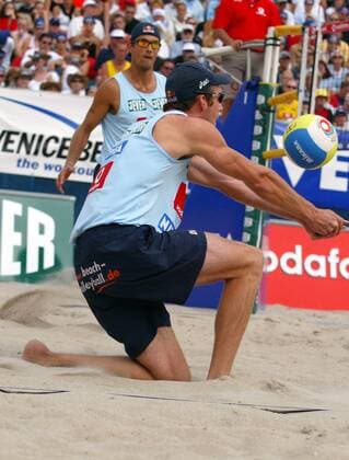 Christoph Dieckmann (vorn) - Ballannahme, li. Andreas Scheuerpflug (beide VC Olympia Berlin Deutschland) Beachvolleyball LM Herren Deutsche Meisterschaft 2003, Landesmeisterschaft, DM, Beach, Vdig, Gruppe Timmendorfer Strand Timmendorf