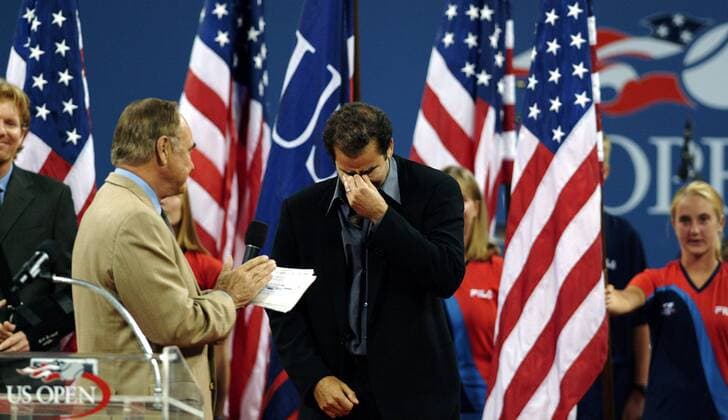 Einer der größten Tennisspieler aller Zeiten beendet seine Karriere - Pete Sampras (USA, Mitte) läßt während seiner Abschiedszeremonie seinen Tränen freien Lauf Tennis Herren US Open 2003, ATP, Karriereende von Pete Sampras, Abschied, Verabschiedung, Abschiedszeremonie Gruppe Flushing Meadow, Meadows New York Enttäuschung,