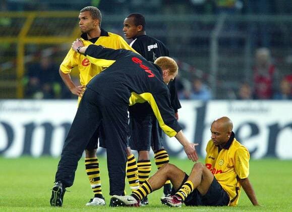Trainer Matthias Sammer versucht Leonardo Dede (re.), Marcio Amoroso (li.) und Ewerthon (2.v.re., alle BVB) nach dem Ausscheiden zu trösten Fußball EC 1 Herren Champions League Qualifikation 2003 2004, Borussia Dortmund, Gruppe Dortmund Enttäuschung, Nachdenklichkeit,