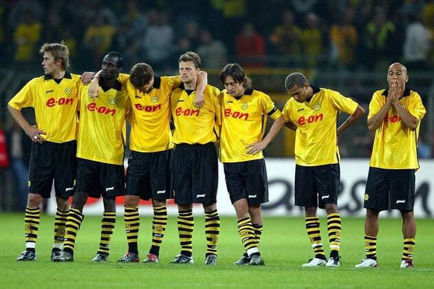Kollektives Zittern beim BVB während des Elfmeterschießens v.re.: Leonardo Dede, Marcio Amoroso, Tomas Rosicky, Christian Wörns, Sebastian Kehl, Otto Addo, Andre Bergdölmo Fußball EC 1 Herren Champions League Qualifikation 2003 2004, Borussia Dortmund, Gruppe Dortmund Spannung,