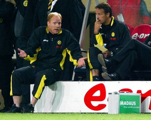 Trainer Matthias Sammer sucht händeringend nach Erklärungen, re. Co-Trainer Uwe Neuhaus (beide BVB) Fußball EC 1 Herren Champions League Qualifikation 2003 2004, Borussia Dortmund, Gruppe Dortmund