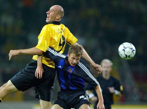 Jan Koller (li., BVB) gegen David Rozehnal (Brügge) Fußball EC 1 Herren Champions League Qualifikation 2003 2004, Borussia Dortmund - FC Brügge 4:5 n.E., Gruppe Dortmund Dynamik,