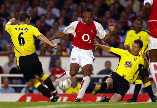Thierry Henry (Mitte Arsenal) am Ball gegen Gareth Barry (li.) und Mark Kinsalla (beide Aston Villa) Fußball Herren English Premier League 2003 2004, 1. Englische Liga, Arsenal London - Aston Villa 2:0 Gruppe London Dynamik,