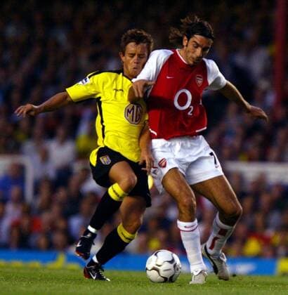 Robert Pires (re., Arsenal) gegen Lee Hendrie (Aston Villa) Fußball Herren English Premier League 2003 2004, 1. Englische Liga, Arsenal London - Aston Villa 2:0 Gruppe London Dynamik,