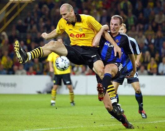 Jan Koller (li., BVB) gegen Philippe Clement (Brügge) Fußball EC 1 Herren Champions League Qualifikation 2003 2004, Borussia Dortmund - FC Brügge 4:5 n.E., Gruppe Dortmund Dynamik, Kampf,