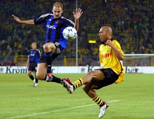 Leonardo Dede (re., BVB) gegen Olivier de Cock (Brügge) Fußball EC 1 Herren Champions League Qualifikation 2003 2004, Borussia Dortmund - FC Brügge 4:5 n.E., Gruppe Dortmund Dynamik, Höhe,
