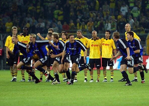 Freud und Leid: Die Brügger Spieler bejubeln den Sieg, dahinter stehen fassungslos und enttäuscht die Spieler vom BVB Fußball EC 1 Herren Champions League Qualifikation 2003 2004, Borussia Dortmund - FC Brügge 4:5 n.E., Totale Dortmund Freude, Begeisterung,