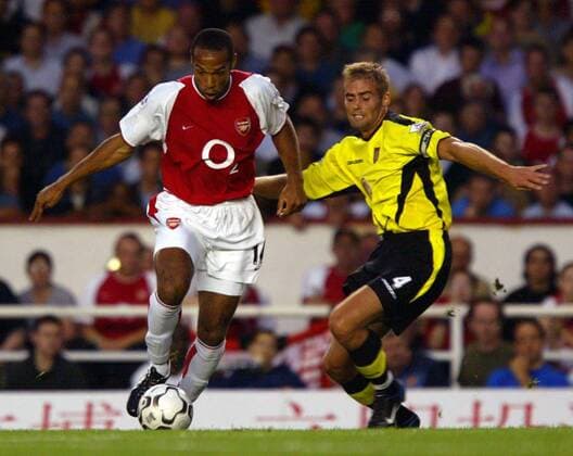 Thierry Henry (li., Arsenal) gegen Olof Mellberg (beide Aston Villa) Fußball Herren English Premier League 2003 2004, 1. Englische Liga, Arsenal London - Aston Villa 2:0 Gruppe London Dynamik,