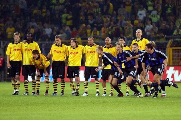Jubel bei Brügge, v.re.: Gaetan Englebert, Nastja Ceh (10) und Olivier de Cock; Fassungslosigkeit beim BVB, v.li.: Bergdölmo, Addo, Kehl, Wörns, Rosicky, Amoroso, Dede, Fernandez und Koller (alle BVB) Fußball EC 1 Herren Champions League Qualifikation 2003 2004, Borussia Dortmund - FC Brügge 4:5 n.E., Totale Dortmund Enttäuschung,
