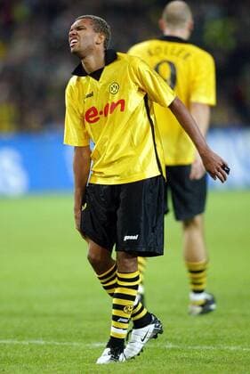 Marcio Amoroso (BVB) humpelt mit schmerzverzerrtem Gesicht über den Platz Fußball EC 1 Herren Champions League Qualifikation 2003 2004, Borussia Dortmund, Einzelbild Dortmund
