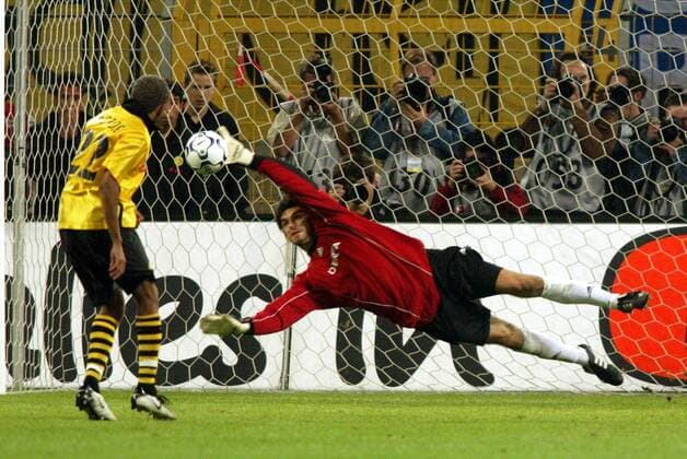 Torwart Tomislav Butina (re., Brügge) hält den Strafstoß von Marcio Amoroso (BVB) Fußball EC 1 Herren Champions League Qualifikation 2003 2004, Borussia Dortmund - FC Brügge 4:5 n.E., Gruppe Dortmund Dynamik,