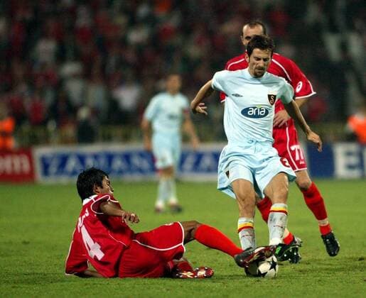 Ergün Penbe (re., Galatasaray) gegen Marcos Charras (ZSKA Sofia) Fußball EC 1 Herren Champions League Qualifikation 2003 2004, ZSKA Sofia - Galatasaray Istanbul 0:3, CSKA Gruppe Sofia Dynamik,