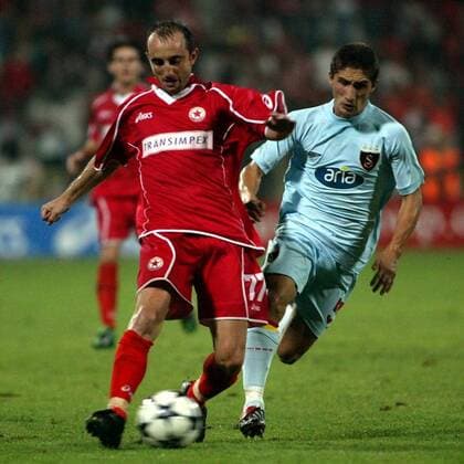 Altin Hadji (li., ZSKA Sofia) gegen Sabri Sarioglu (Galatasaray) Fußball EC 1 Herren Champions League Qualifikation 2003 2004, ZSKA Sofia - Galatasaray Istanbul 0:3, CSKA Gruppe Sofia Dynamik,