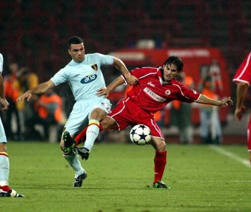 Hakan Ünsal (li., Galatasaray) gegen Velizar Dimitrov (beide ZSKA Sofia) Fußball EC 1 Herren Champions League Qualifikation 2003 2004, ZSKA Sofia - Galatasaray Istanbul 0:3, CSKA Gruppe Sofia Dynamik,