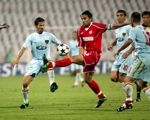 Todor Yanchev (2.v.li., ZSKA Sofia) klärt den Ball vor Ergün Penbe (li., Galatasaray) Fußball EC 1 Herren Champions League Qualifikation 2003 2004, ZSKA Sofia - Galatasaray Istanbul 0:3, CSKA Gruppe Sofia Dynamik,