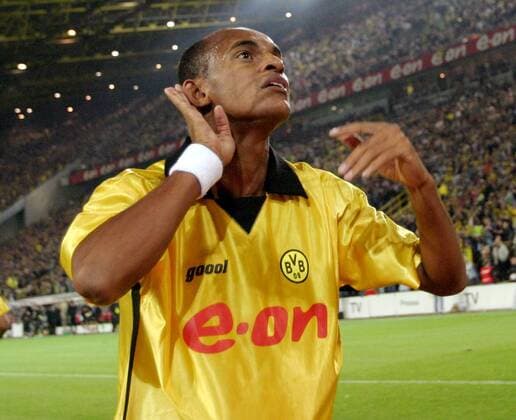 Ewerthon (BVB) kann seinen Namen von den Zuschauern nicht genau hören Fußball EC 1 Herren Champions League Qualifikation 2003 2004, Borussia Dortmund Einzelbild Dortmund