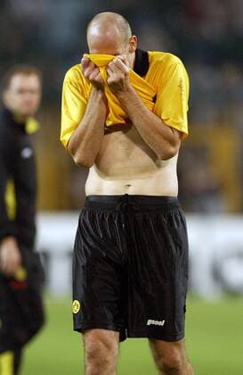 Jan Koller (BVB) enttäuscht nach dem Ausscheiden in der Königsklasse Fußball EC 1 Herren Champions League Qualifikation 2003 2004, Borussia Dortmund Einzelbild Dortmund Verzweiflung, Enttäuschung,