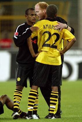 Trainer Matthias Sammer (Mitte) tröstet Ewerthon (li.) und Marcio Amoroso (alle BVB) nach dem Ausscheiden in der Königsklasse Fußball EC 1 Herren Champions League Qualifikation 2003 2004, Borussia Dortmund Gruppe Dortmund Enttäuschung,