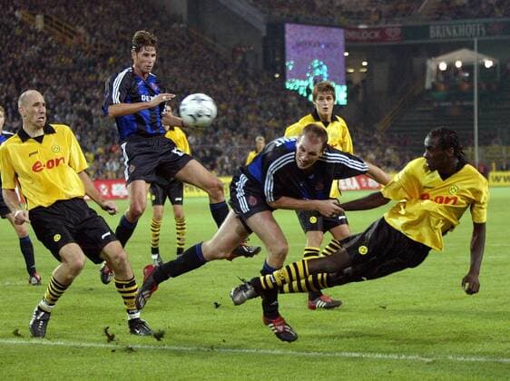 Otto Addo (re., BVB) setzt sich gegen Philippe Clement (2.v.re.) durch, Sandy Martens (2.v.li., beide Brügge) und Jan Koller (BVB) schauen zu Fußball EC 1 Herren Champions League Qualifikation 2003 2004, Borussia Dortmund - FC Brügge 4:5 n.E. Gruppe Dortmund Dynamik,