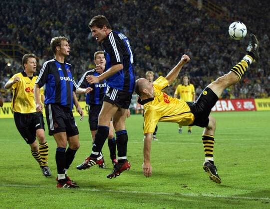Jan Koller (re., BVB) mit einem Fallrückzieher gegen Peter van der Heyden (2.v.re.), Birger Maertens (beide Brügge) schaut zu Fußball EC 1 Herren Champions League Qualifikation 2003 2004, Borussia Dortmund - FC Brügge 4:5 n.E. Gruppe Dortmund Dynamik,