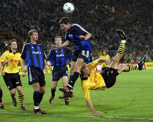 Jan Koller (re., BVB) mit einem Fallrückzieher gegen Peter van der Heyden (2.v.re.), Birger Maertens (beide Brügge) schaut zu Fußball EC 1 Herren Champions League Qualifikation 2003 2004, Borussia Dortmund - FC Brügge 4:5 n.E. Gruppe Dortmund Dynamik,