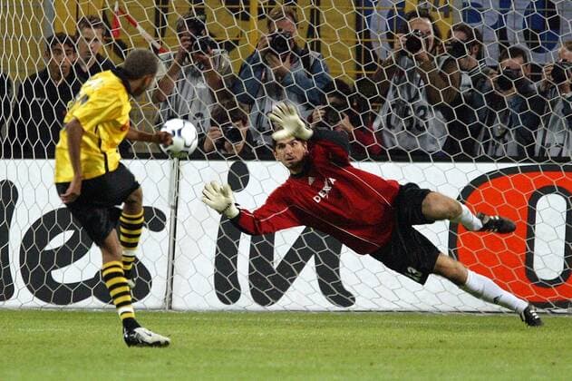 Marcio Amoroso (li., BVB) zeigt beim Elfmeterschießen nerven und scheitert an Torwart Tomislav Butina (Brügge) Fußball EC 1 Herren Champions League Qualifikation 2003 2004, Borussia Dortmund - FC Brügge 4:5 n.E. Gruppe Dortmund Dynamik,