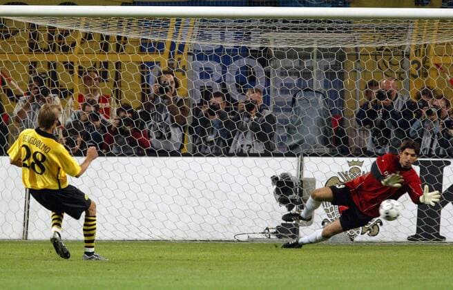 Andre Bergdölmo (li., BVB) zeigt beim Elfmeterschießen Nerven und scheitert an Torwart Tomislav Butina (Brügge) Fußball EC 1 Herren Champions League Qualifikation 2003 2004, Borussia Dortmund - FC Brügge 4:5 n.E. Gruppe Dortmund Dynamik,