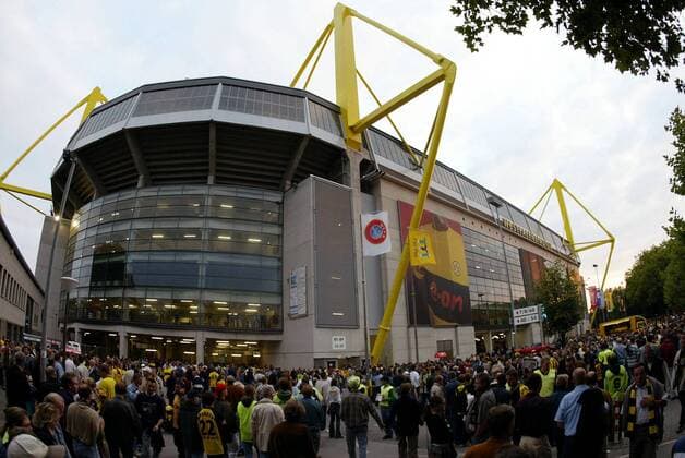 Zuschauermassen vor dem Dortmunder Westfalenstadion Fußball EC 1 Herren Champions League Qualifikation 2003 2004, Borussia Dortmund, BVB Totale Dortmund Masse